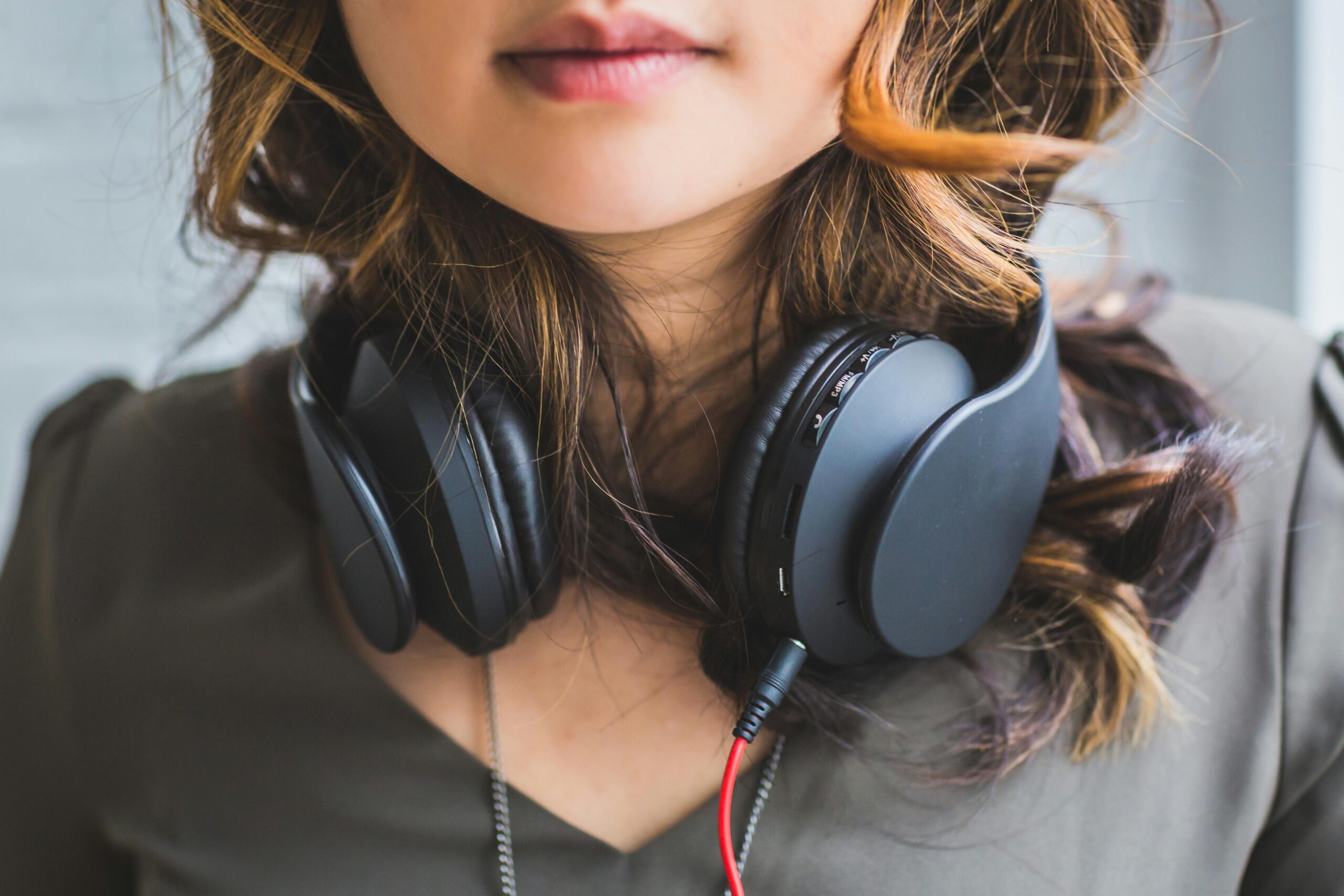 Músicas tóxicas: Como a frequência do que você ouve molda sua realidade
